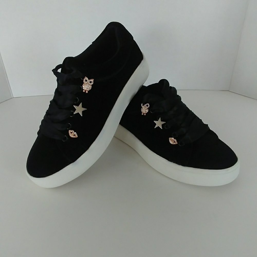 New Steve Madden Girls Sneakers Black Velvet sz. 2